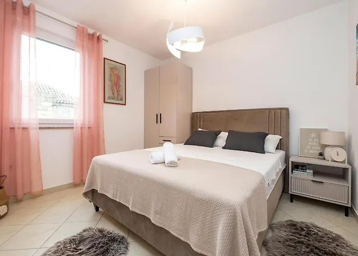Two-bedroom In Apartment Rogoznica (Sibenik-Knin)